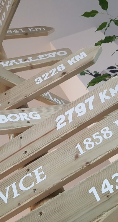 Flèches en bois sur pied, avec stickers lettres découpées