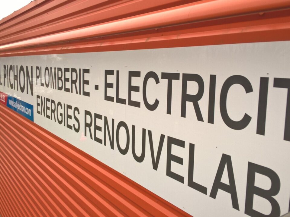 Enseigne bâtiment artisanal avec éclairage LED