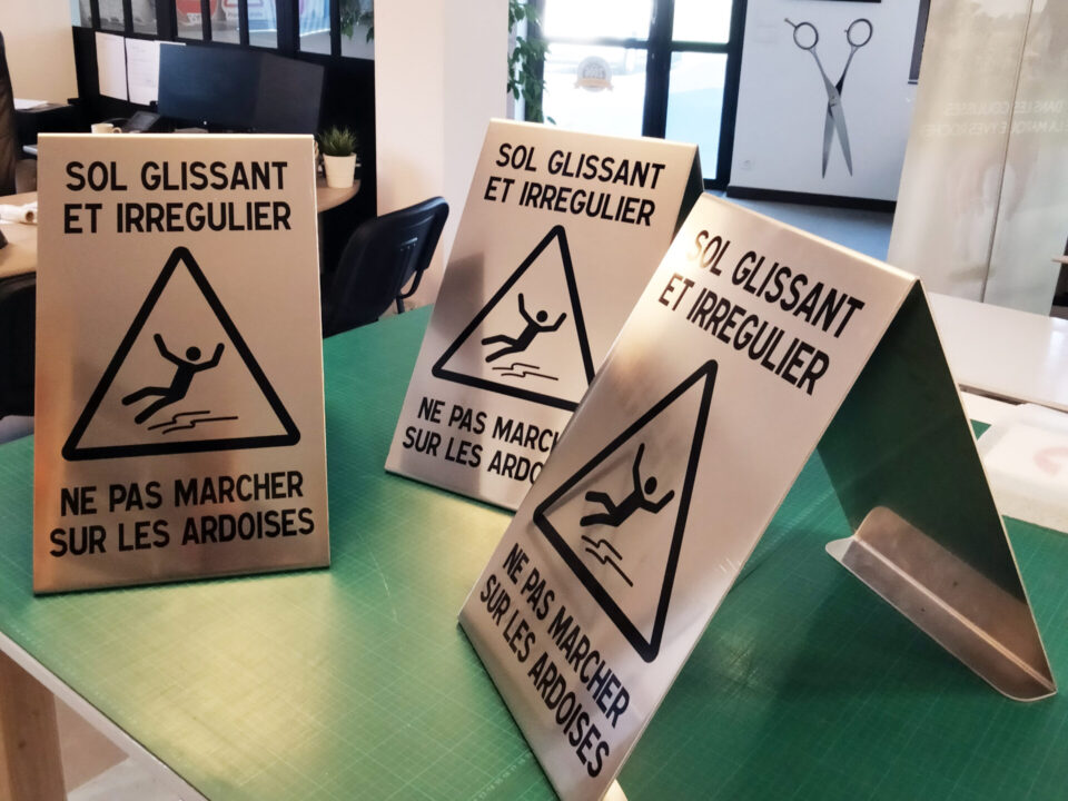 Signalétique pour sol extérieur en aluminium